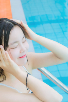 女人自熨过程的图片